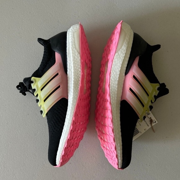 (NWT) Adidas Ultraboost 5.0 DNA Women’s, Size: 9 - Picture 9 of 11